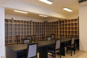 La sala Biblioteca dell'Ostello della Gioventù di Scilla