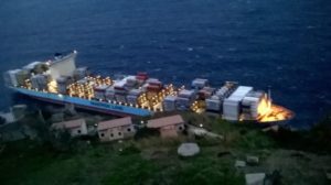 La portacontainer incagliata (foto da meteoweb)