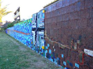 Il grande murale di Assemini (m 65) realizzato sotto la direzione dell'artista villese.
