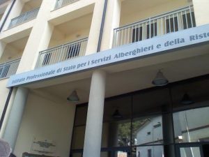 L'ingresso dell'alberghiero di Villa San Giovanni