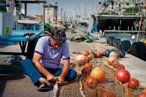 riparazione-rete-da-pesca